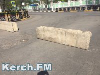 Центр Керчи перекрыли бетонными блоками и сотрудниками ГИБДД