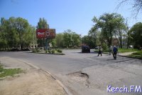 Новости » Общество: Керчане жалуются на огромную яму около остановки «Казакова»