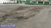 Фуры раскатали огромную яму на перекрестке двух улиц в Керчи