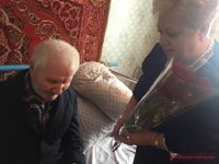 Керченские власти приехали домой поздравить ветерана