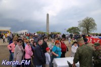 Новости » Общество: В Керчи за кашей полевой кухни выстроилась очередь