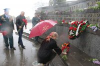 В Керчи Бороздин и Щербула в ливень возлагали цветы на Митридате