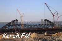 Строители смонтировали первые блоки судоходной арки Керченского моста