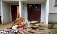 Новости » Криминал и ЧП: В Керчи под подъездом жилого дома устроили свалку из вещей умершего человека