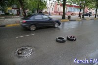 Новости » Общество: В Керчи установили две покрышки, предупреждающие о полуоткрытом люке