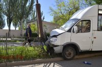 В Керчи водитель маршрутки, чтобы избежать столкновения с автомобилем, снес забор