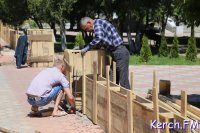 Новости » Общество: В Керчи на месте снесенной кирпичной стенки продолжают устанавливать опалубку