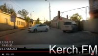 В Керчи чуть не столкнулись два автомобиля (видеорегистратор)