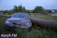 В Керчи автомобиль «BMW» врезался в трубу