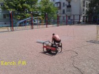 В Керчи на Юных Ленинцев ремонтируют спортплощадку