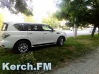 В Керчи на газоне припарковался очередной автохам на внедорожнике