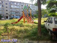 Новости » Общество: В Керчи автомобилисты паркуют машины на детской площадке