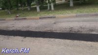 В Керчи в Аршинцево ремонтируют ямы на дороге