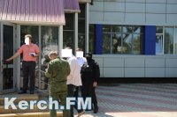 Сотрудники ФСБ проводят в Керченском торговом порту проверку