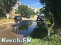 Новости » Общество: В Керчи между жилых домов течет канализация