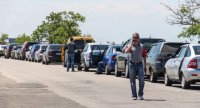 Новости » Общество: На крымской границе объявились торговцы местами в автомобильную очередь