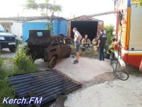 Новости » Криминал и ЧП: В Керчи горел гараж со старым «запорожцем»