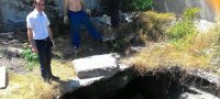 В Керчи из-за аварийного колодца на Островского забивается канализация