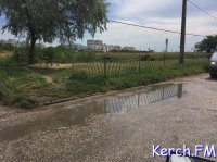 В Керчи на Ворошилова снова произошел порыв водовода