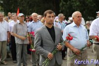 Новости » Общество: Керчане в День памяти и скорби возложили цветы