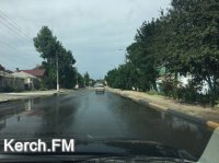 Новости » Коммуналка » Общество: В Керчи питьевая вода течет по улице Чкалова