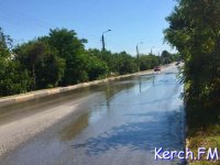 Новости » Коммуналка » Общество: В Керчи на Чкалова водоканал устраняет порыв водовода