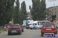 В Керчи на автовокзале столкнулись такси и кроссовер