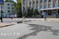 В Керчи на Кирова по дороге течет питьевая вода
