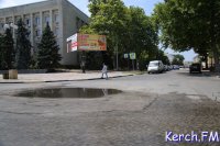 В Керчи на Кирова вода течет еще в двух местах