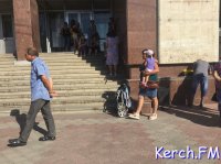 Новости » Общество: Керчане продолжают в пять утра занимать очередь в Госкомрегистр