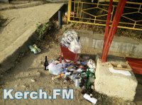 Новости » Спорт: В Керчи на пляже на Сморжевского никто не убирает мусор