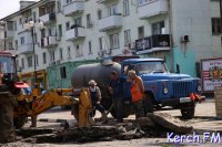 В Керчи на Кирова в двух местах устраняют порыв водовода