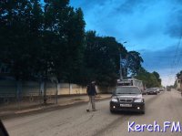 В Керчи на Свердлова мужчина бросался на проезжающие машины