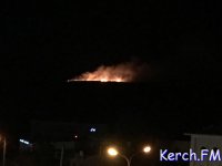 В Керчи ночью горела сухая трава (видео)