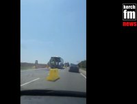 Под Керчью в «лобовую» столкнулись грузовик и рейсовый автобус (видео)