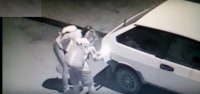 В Керчи подростки пытались поджечь автомобиль (видео)