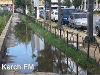 В Керчи более двух недель водопроводная вода стекает в ливневку