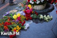 В Керчи возложили цветы к памятнику Десантникам