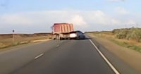 На трассе Керчь-Феодосия легковушка врезалась в грузовик (видео)