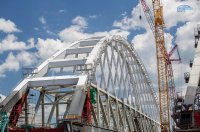 В Керчи завершили сборку автодорожной арки Крымского моста