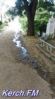 В Керчи вдоль жилых домов течет канализация