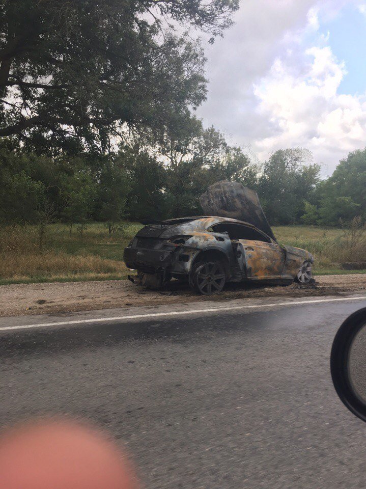 На Керченской трассе спасатели тушили две машины