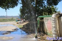 В Керчи снова бьет фонтан питьевой воды