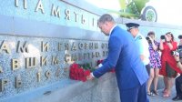В Керчи министр транспорта РФ возложил цветы на Митридате