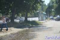 Новости » Коммуналка » Общество: В Керчи на Генерала Петрова по дороге течет питьевая вода
