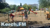 Новости » Общество: После публикации Керчь.ФМ на детской площадке по Ворошилова появились рабочие