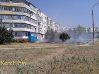 Новости » Криминал и ЧП: Пожарные за 3 минуты потушили пожар в спальном районе Керчи
