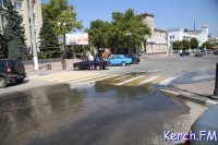 В Керчи по улице Кирова течет канализация