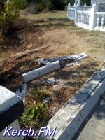 Новости » Криминал и ЧП: На мосту при въезде в Керчь разрушен забор
