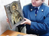 Из Крыма постоянно пытаются вывезти иконы